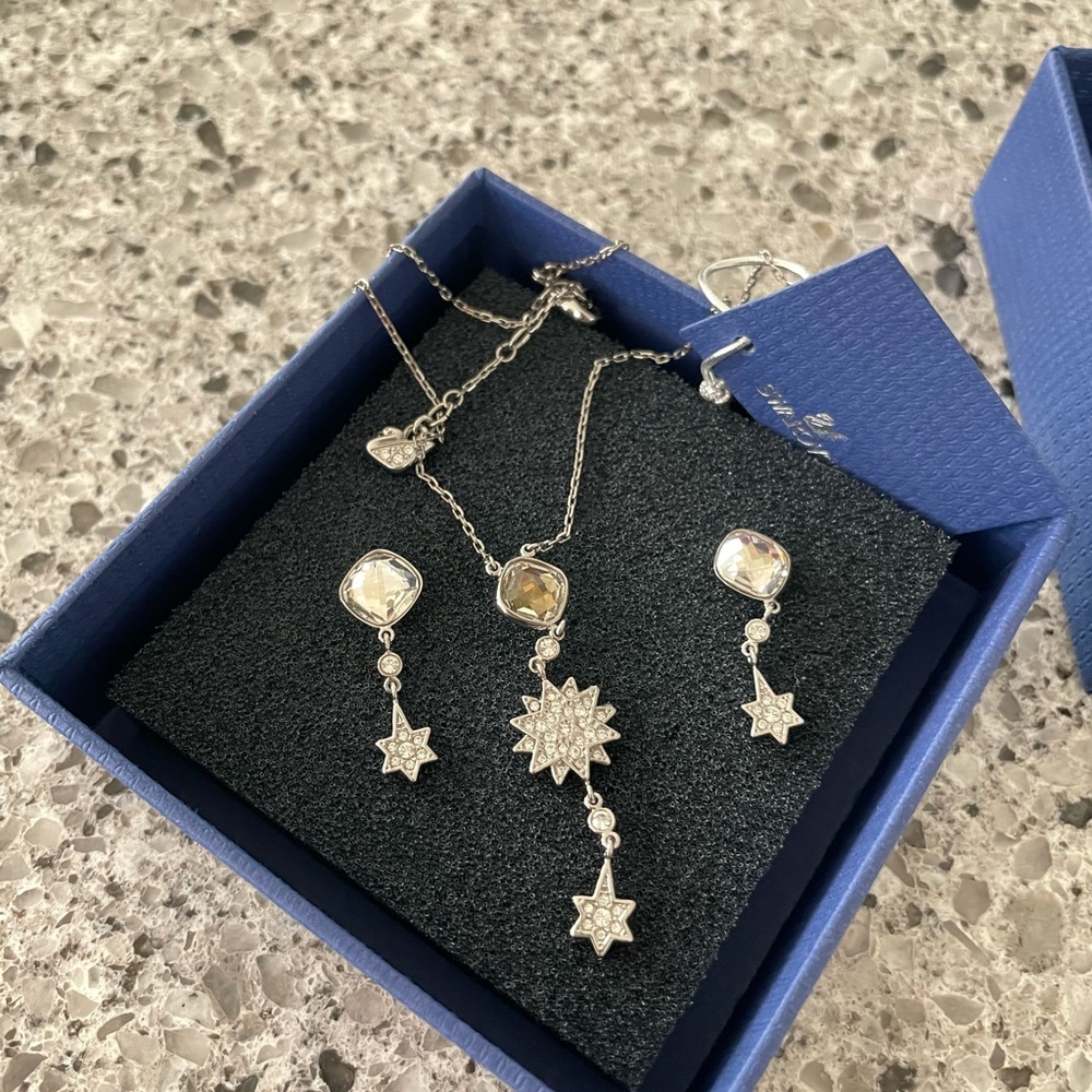 Brand new! Swarvorski Elegant Silver Star Jewelry Set